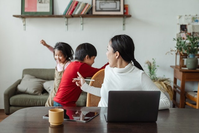 mom-handles-kids-while-working