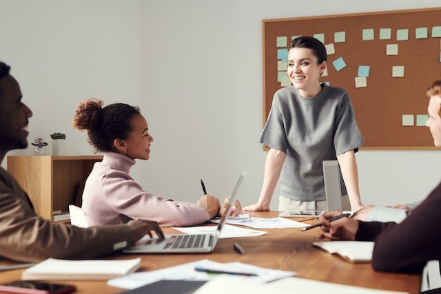 female-employee-is-explaining