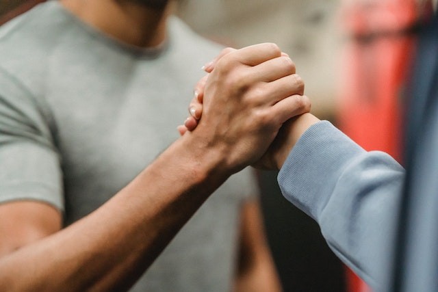 two-persons-are-handshaking