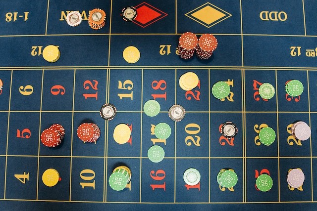 Roulette-Wheel-green-table