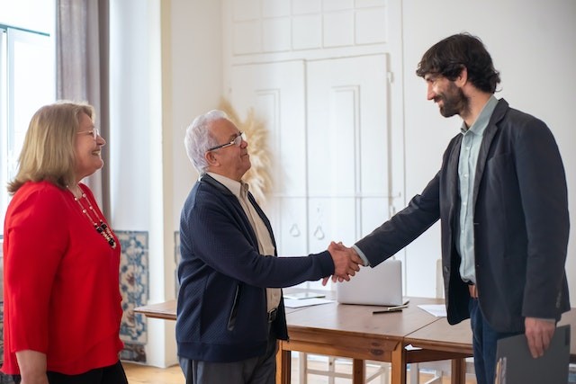 two-persons-are-handshaking