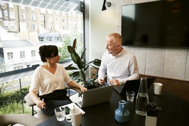 meeting-in-a-office-help-of-a-consultant