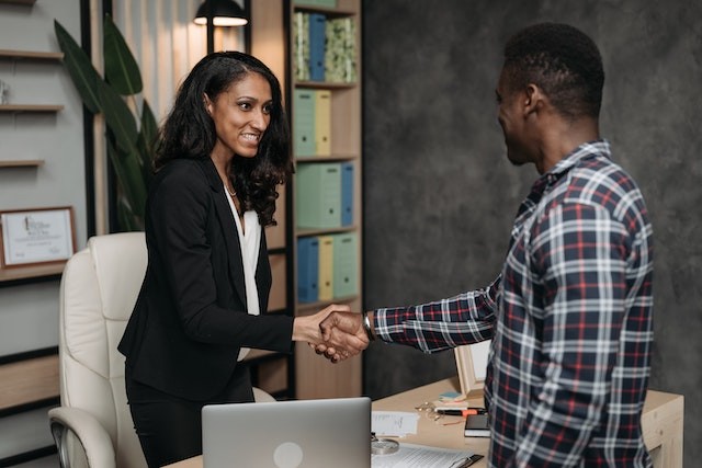 two-persons-are-handshaking