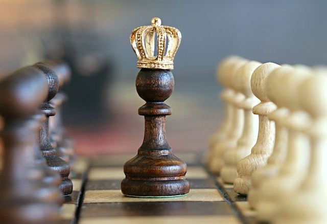 Crowned-pawn-with-chessboard