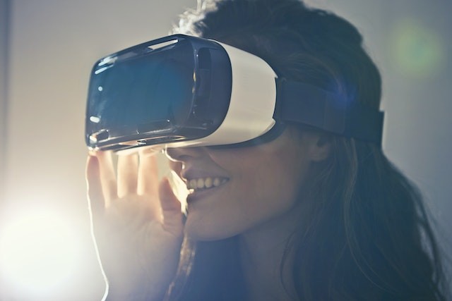 girl-has-weared-VR-headset