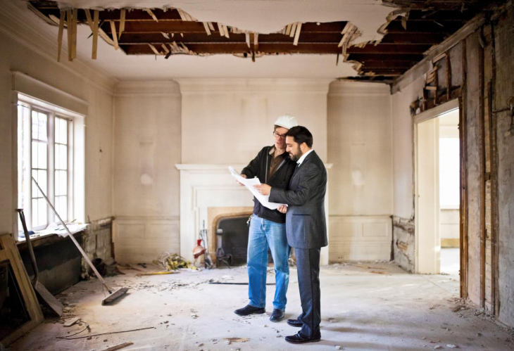 contractor-reviewing-renovation-plans-for-an-Isle-of-wight-property-using-short-term-bridging-finance
