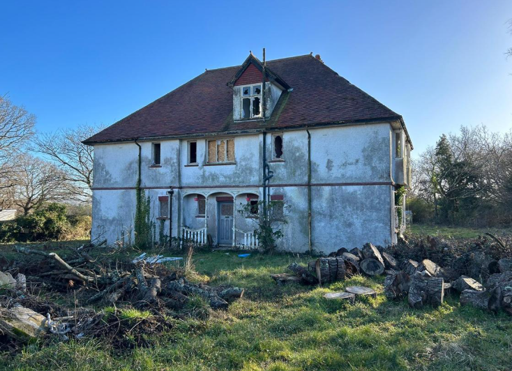 residential-property-on-the-Isle-of-wight-that-appears-unmortgageable-to-mainstream-lenders